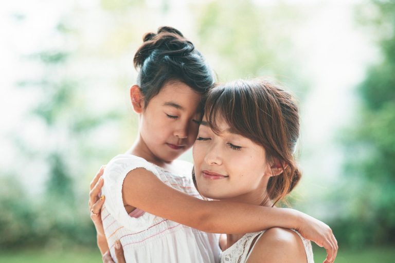 優しい性格に見える人相とは。目や口角からにじみ出る優しさ